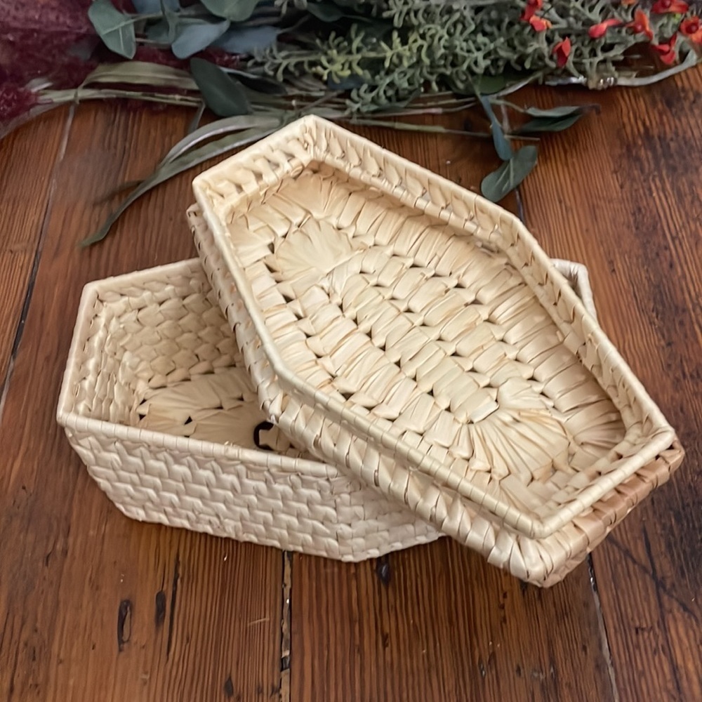 Vintage Boho Woven Wicker Straw Basket with Lid - Picture 3 of 11
